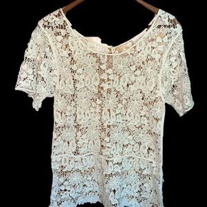 Crystal K Champagne Lace Short Sleeved Shirt with button back size medium